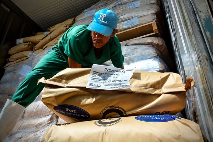 AlbertoLopezcu's tweet photo. Un donativo de leche en polvo descremada procedente de México se distribuye desde hoy en la provincia de #Holguín, como parte de la ayuda humanitaria enviada por esa nación en beneficio de grupos poblacionales priorizados.

https://t.co/gtFMXeT271 https://t.co/QSOshYzl3u
