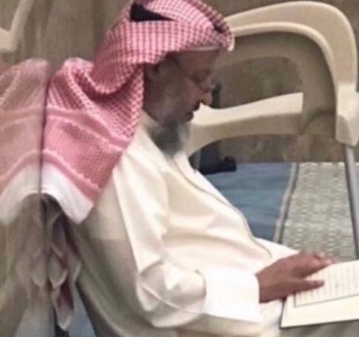 fysl05174392's tweet photo. التعليقات السئية المتوجهة لشيخ عثمان الخميس ،لن تزيدنا فيه إلا حباً وتقديراً وإعتزازً وفخراً بكل مايقدمه من النصائح المستمره واتذكر هذا  البيت.. 

وانت يافضيلة الشيخ عثمان الخميس 
والله ان لحيتكْ تكرم عن عيال الحرام https://t.co/sEMIdgdrOp