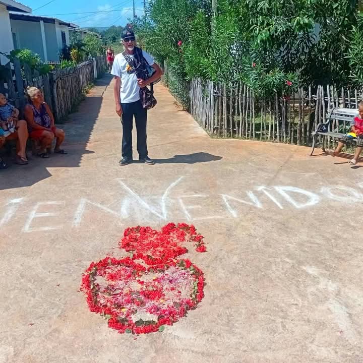Regalo de bienvenida de los pobladores de  Punta de Maisí a la Cruzada Teatral.
Amor  con amor se paga.
#CubaEsCultura