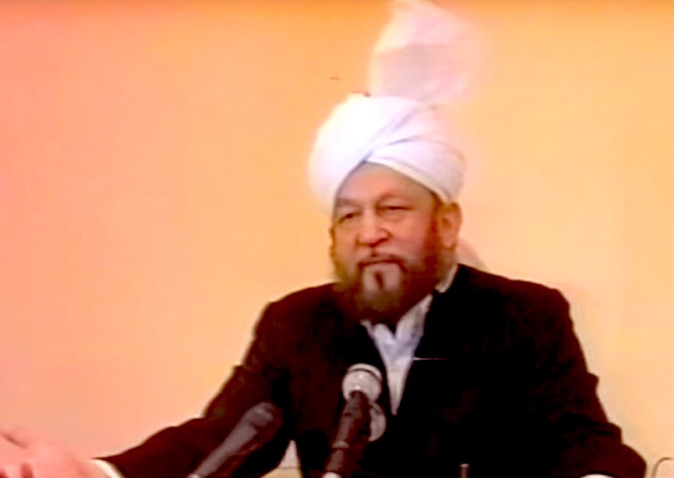 mariamaryam321's tweet photo. Hazrat Khalifatul Masih IV warned Muslims that Israel poses a threat to Muslim countries and should not be given land. The current Khalifa continues this warning, but internal disputes over who is truly a Muslim are weakening us and strengthening the enemy. Peace ✌🏻🙃 https://t.co/MI9675om2p