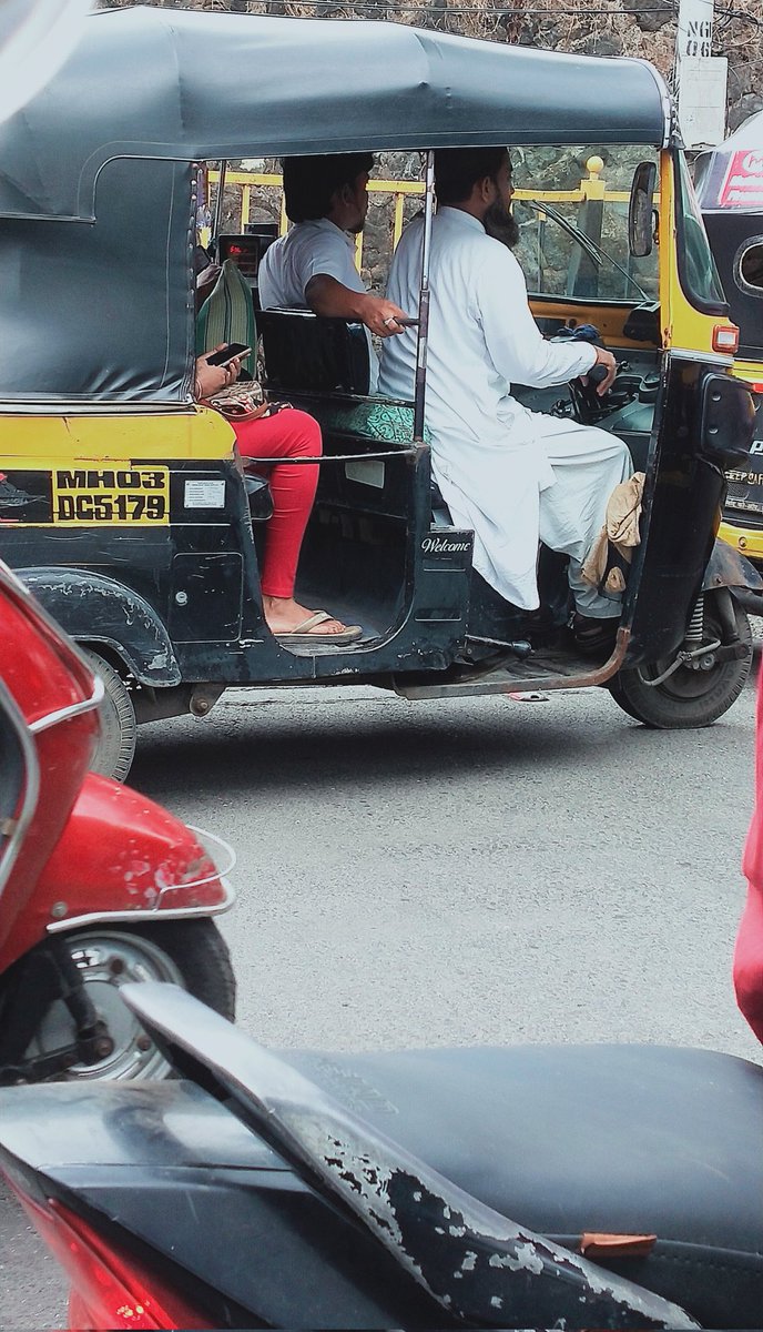 Er_Rahul01's tweet photo. @MTPHereToHelp One of the busiest junction - Sakinaka has 100s of illegal shared auto plying towards Powai - they break signals, ride on wrong side recklessly, 4 passengers in every auto, no badge, no license, no uniform.

All infront of @MTPHereToHelp who allow this illegitimate sharing racket https://t.co/3PuYugZVbo