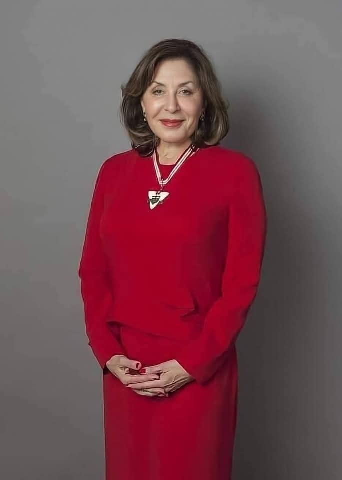 👈 السيدة في الصورة هي سيدة مصرية سافرت إلى كندا لتحصل على الدكتوراه في الهندسة الصناعية، وبعد التخرج رجعت الى مصر ، الجامعة رفضت أن تعترف بالدكتوراة الكندية وطلبت منها ان تنزل درجة من أستاذ مساعد في كندا إلى مدرس في مصر ، لان اللوائح تنص على هذا ، لكن لم يهن ذلك على نفسها ولا