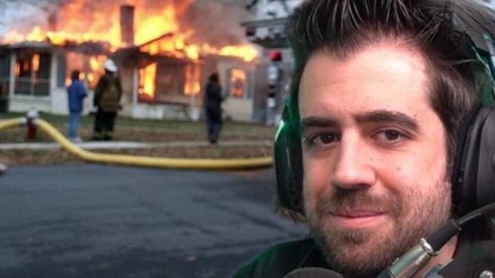 Auron desde su casa viendo como medio Twitter piensa que va a pelear ajdhskdjsksjsjs