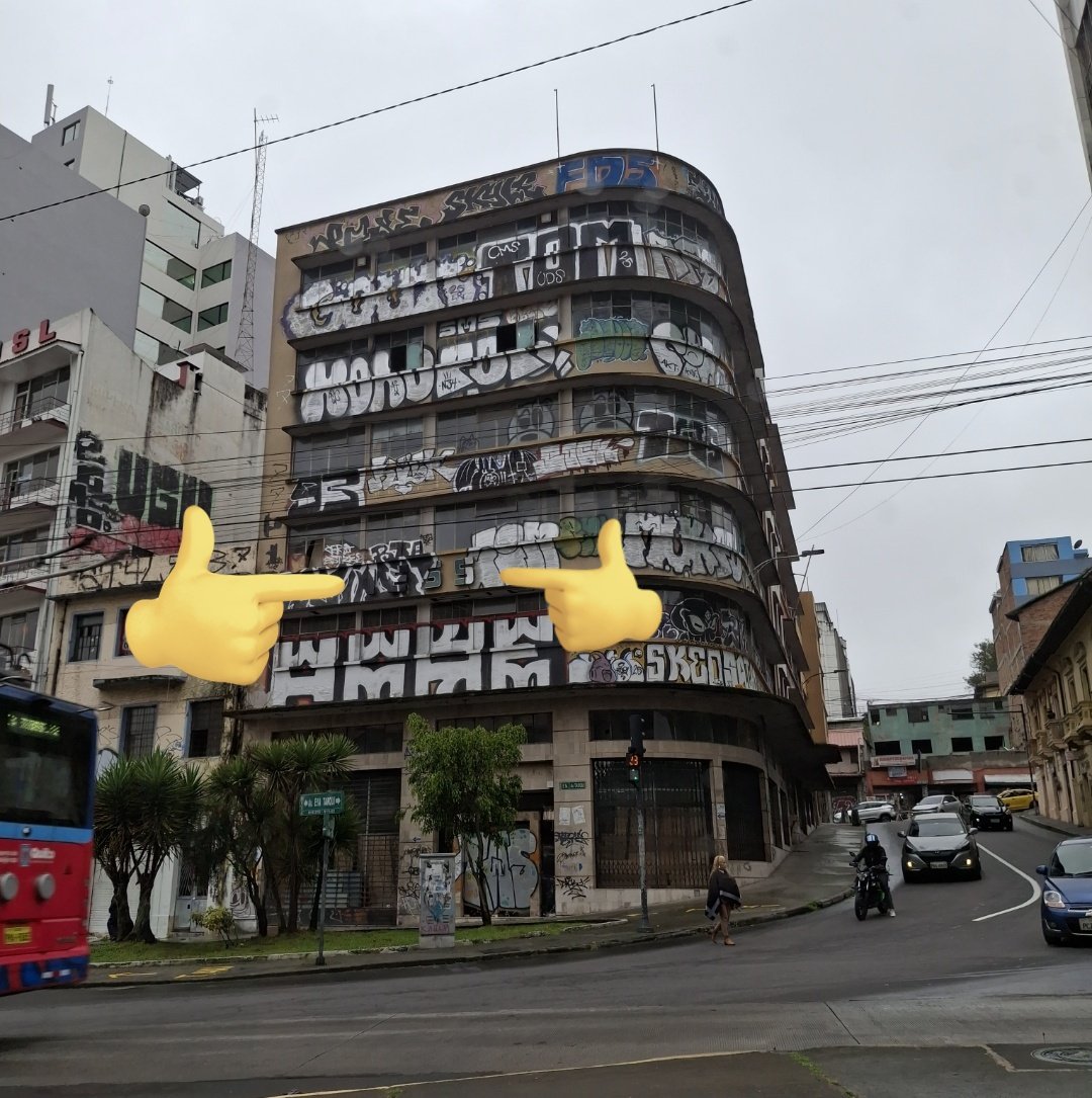 🔸️En el edificio que aparece en la portada de esta noticia, están cubiertas por todos esos grafitis, las siglas #IESS. 

Esta foto que comparto la tomé en enero de 2026.