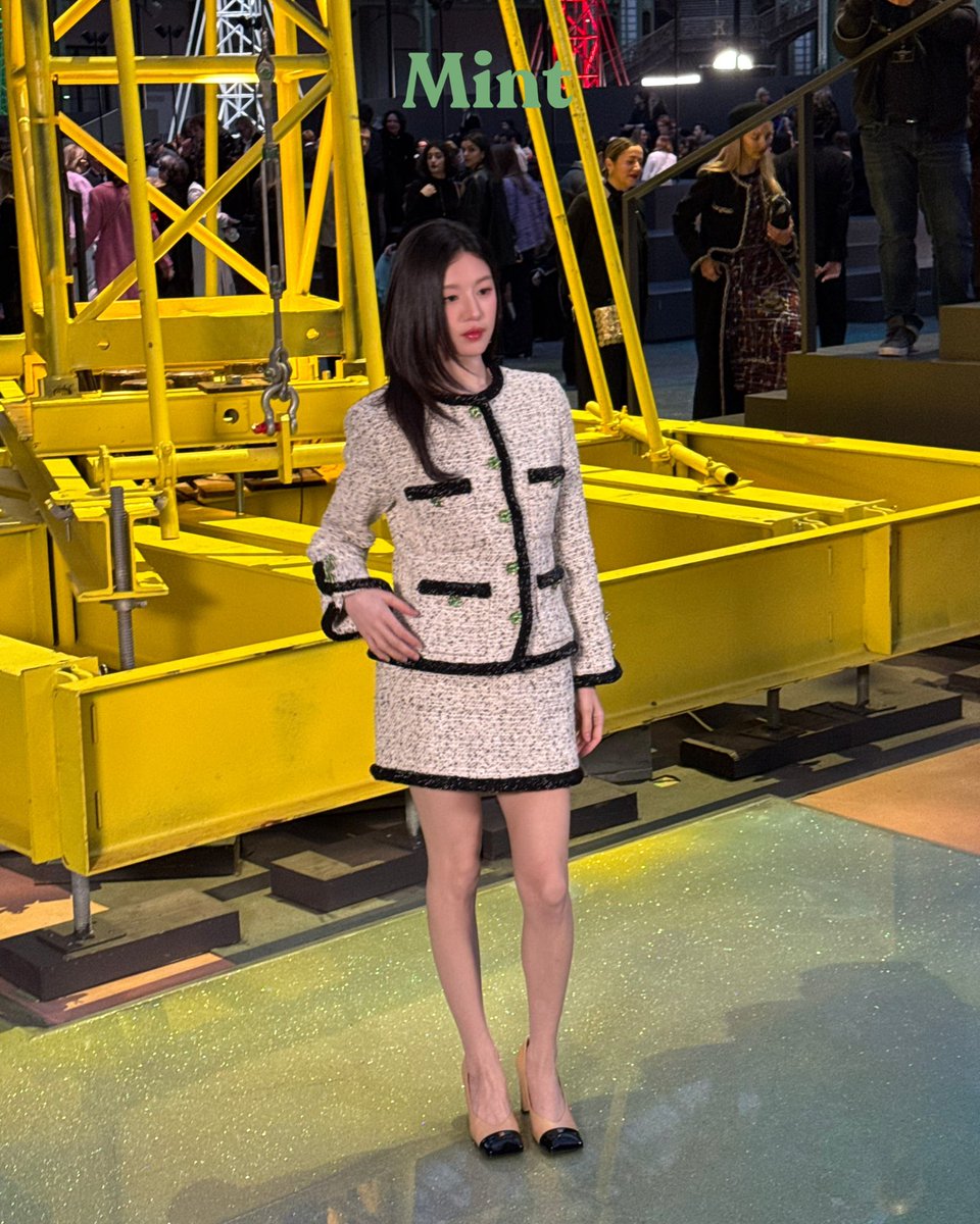 พี่คนสวย! #MintReports ส่งภาพความสวยของ #โกยุนจอง นักแสดงสาวเกาหลีใต้ มาร่วมชมโชว์ Chanel Fall Winter 2026 ที่จัดขึ้นในคืนวันนี้ ณ กรุงปารีส 💚

#CHANELFallWinter 
#CHANELShow
#CHANELFW26xGoYounjung 
#고윤정 #GoYounjung 
#CHANELxGoYounJung
#MintMagTH