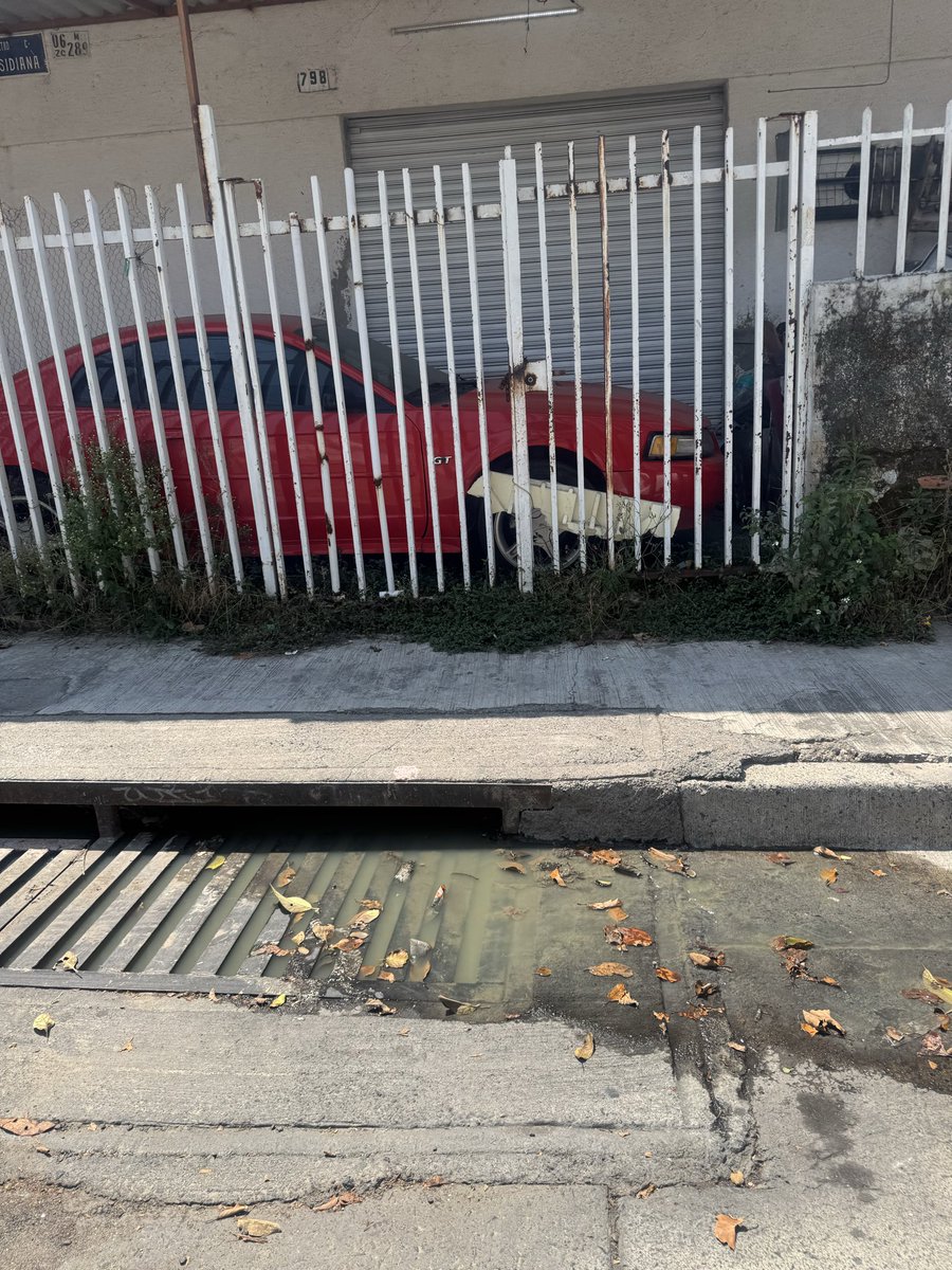 Nathsbo's tweet photo. @siapagdl Calle obsidiana al cruce con puerto del Carmen y puerto progreso, tenemos más de 15 días con un olor asqueroso, ya nos cansamos de hacer reportes, manden a su personal a hacer su trabajo @GuadalajaraGob https://t.co/gU21YbdftF