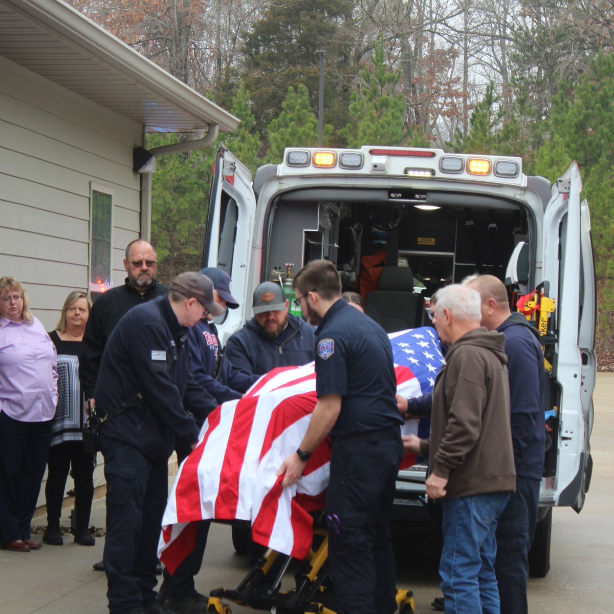 FREE ACCESS: First responders, local officials and family gathered Monday morning to transfer the body of Jackson Warren from the Butler County Morgue to a funeral home. Warren was killed in the line of duty on Friday.

buff.ly/St2jqq3