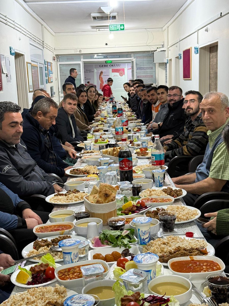 Savurdh's tweet photo. Hastanemiz tarafndan düzenlenen iftar programı; Başhekimimiz Sultan ÖZEL ve Sağlık Hizmetleri Başkan Yardımcısı Ramazan DEMİR’in değerli katılmlarıyla gerçekleştirildi Çalışma arkadaşlarımzla birlikte Ramazan ayının manevi iklimini hep birlikte paylaştık
@sbkhgm 
@mardinilsaglik https://t.co/S5cePD5ZqV