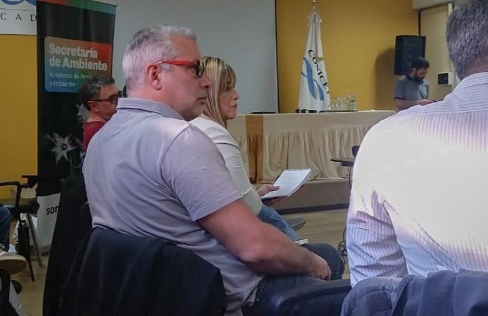 JMatiasLapadula's tweet photo. PERROS ASILVESTRADOS | Participamos del Comité de Seguimiento con CADIC, Sociedad Rural, INTA, Municipios y Gobierno provincial.

Productores y especialistas coincidieron en algo: la situación es grave y requiere respuestas.

El proyecto que presenté para declarar la Emergencia Productiva, Sanitaria y Ambiental, seguirá tratándose en comisión para avanzar en medidas frente a una problemática compleja y urgente.