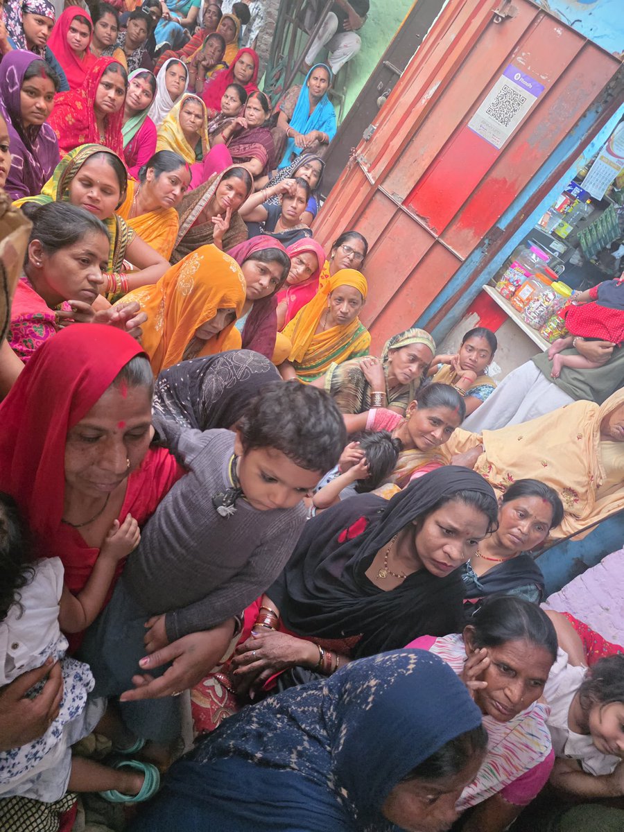 माननीय प्रधानमंत्री श्री <a href="/narendramodi/">Narendra Modi</a>  जी ने   हर महिला तक सैनिटरी नैपकिन पहुँचाने के  आह्वान के तहत  सेंटर फॉर स्टडी ऑफ़ डेमोक्रेसी एंड कल्चर (CSDC) द्वारा नंदलाल बस्ती ,मुखर्जी नगर (दिल्ली)में वेंडिंग मशीन एवं इंसीनरेटर लगाया गया।कार्यक्रम में प्रो सुमन कुमार ,दिल्ली