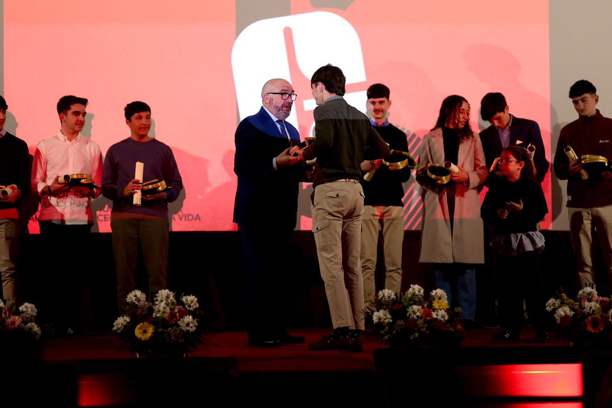 Aquí tenéis el futuro de Virgen de los Reyes.

12 compañeros pasan de la juvenil a la grande, gracias a su esfuerzo y dedicación.