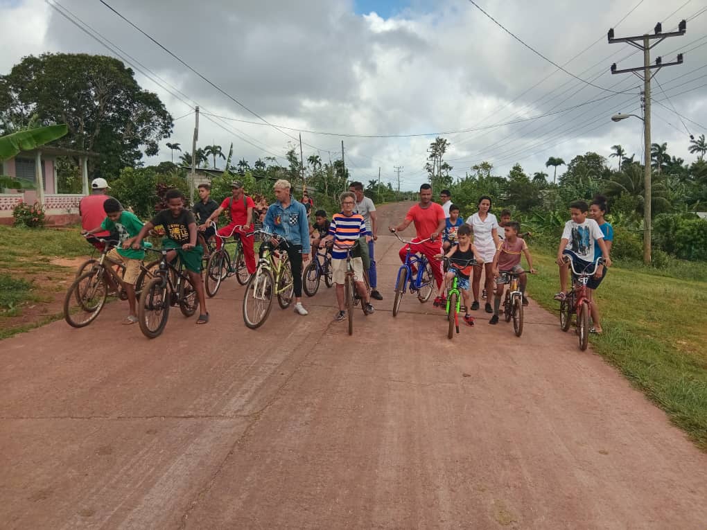 Ante el desafío del desabastecimiento, reafirmamos que la verdadera energía de Cuba está en su gente: maestros, artistas, médicos y atletas que hacen que la educación, la cultura, la salud y el deporte jamás se detengan #CubaEstáFirme .