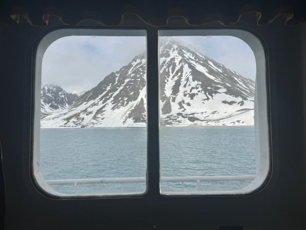 Le photographe Bernard Soria publie un livre-objet sur sa série 80e parallèle Archipel Svalbard 
Images et textes poétiques sont à découvrir à la Librairie du Jour Agnès b. Paris 
Beauté d’un monde sur le point de disparaître 
9lives-magazine.com/121775/2026/03…
Jusqu'au 15 mars