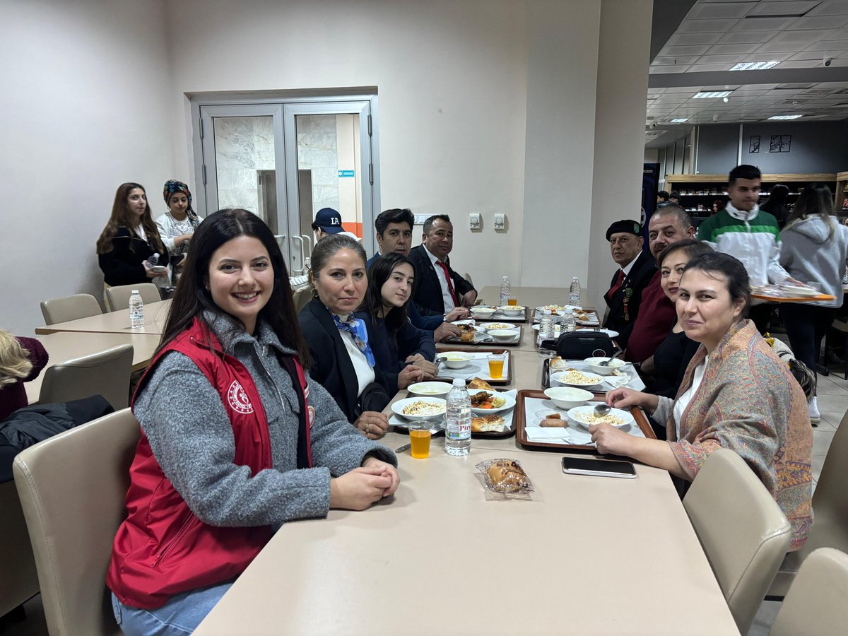 GSB_MilasGM's tweet photo. Şehit ve gazi yakınlarımızla aynı sofrada buluşmanın onurunu yaşadık.
Milletimizin emanetleri olan kıymetli ailelerimizle birlikte iftar programımızı gerçekleştirdik. Birliğimiz, dayanışmamız ve vefa duygumuz daim olsun. 🇹🇷 https://t.co/ectOapTHnZ