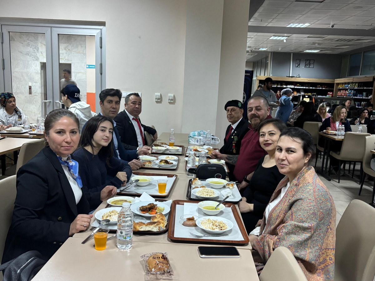 GSB_MilasGM's tweet photo. Şehit ve gazi yakınlarımızla aynı sofrada buluşmanın onurunu yaşadık.
Milletimizin emanetleri olan kıymetli ailelerimizle birlikte iftar programımızı gerçekleştirdik. Birliğimiz, dayanışmamız ve vefa duygumuz daim olsun. 🇹🇷 https://t.co/ectOapTHnZ