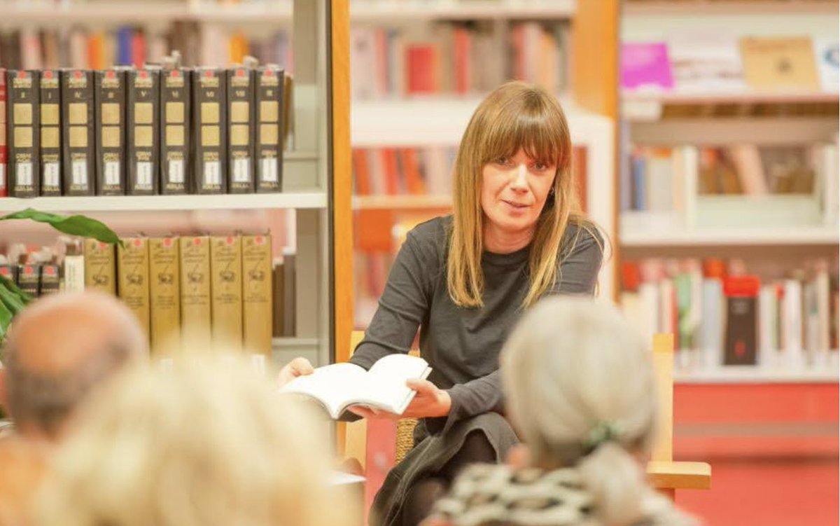 LaBreuEdicions's tweet image. I els narradors de casa es van plantar al llindar i els vam obrir una porta per completar el que ara és LaBreu (Alabatre, La intrusa, Cicuta), que havia nascut per durar poc i ser petita i ara celebra amb una certa perplexitat aquests 20 anys 

#20anysLaBreu #cicuta