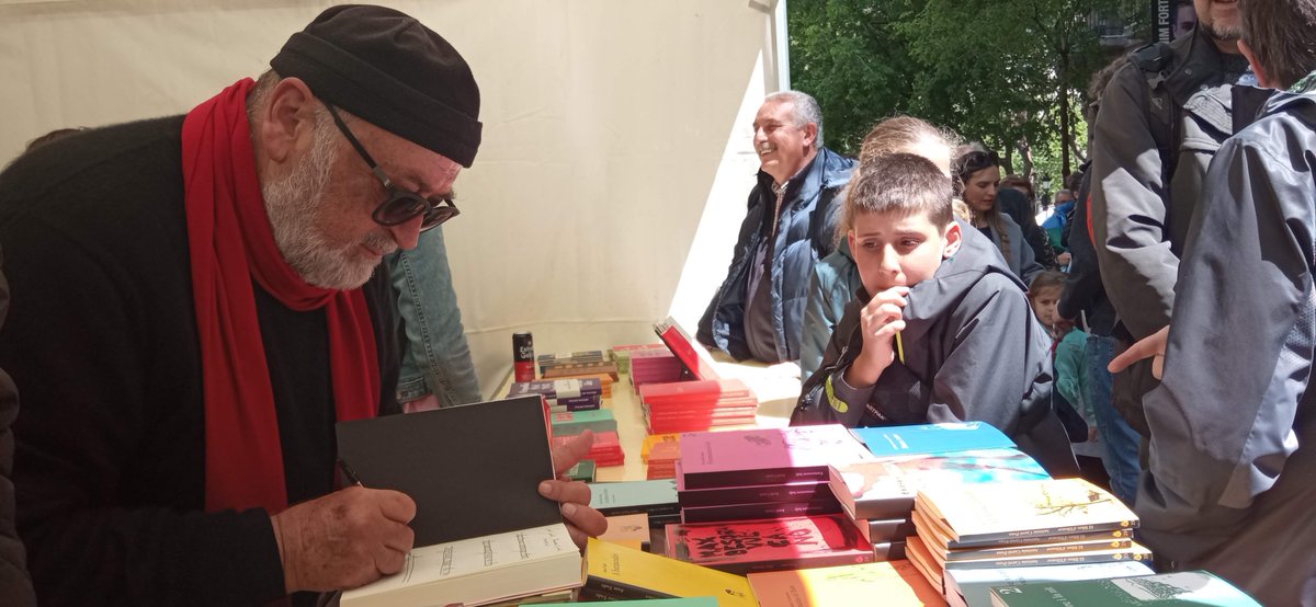 LaBreuEdicions's tweet image. I els narradors de casa es van plantar al llindar i els vam obrir una porta per completar el que ara és LaBreu (Alabatre, La intrusa, Cicuta), que havia nascut per durar poc i ser petita i ara celebra amb una certa perplexitat aquests 20 anys 

#20anysLaBreu #cicuta