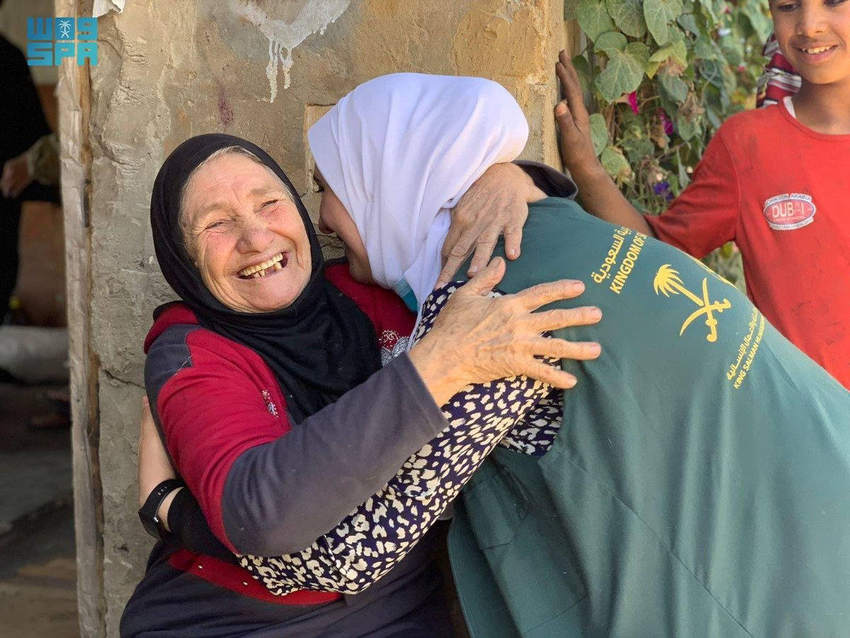 CressFiles's tweet photo. رسالة | إلى أولئك الفلاحين البسطاء - تحت مسمى مستشارين ومستثمرين وإعلاميين - الذين ظهروا بداية الحرب وطالبوا بوقف تصدير منتوجاتهم الزراعية إلى الخليج - من باب النكاية والإرجاف والشماتة - أود أن أؤكد بأن الجسور الإنسانية السعودية إلى غزة والسودان وسوريا واليمن والمناطق المنكوبة، لم تتوقف أبدًا، وحتى يوم أمس لا تزال قوافل الغذاء والدواء تصل إلى مستحقيها، وسلاسل الإمداد الدولية والمحلية نحو مكة والمدينة لم تتأثر، بل تضاعفت وتيرتها استعدادًا لزيادة الطاقة الاستيعابية في العشر الأواخر من رمضان، فضلًا عن استعدادات بقية المناطق والمدن والقرى لعطلة عيد الفطر، وكل ذلك بفضل المولى ثم بفضل القادة السعوديين والخليجيين الذين تجاوزوا هم وشعوبهم هذه المخاطر اللوجستية البسيطة والساذجة، والتي تجاوزها الزمن منذ الستينات الميلادية.