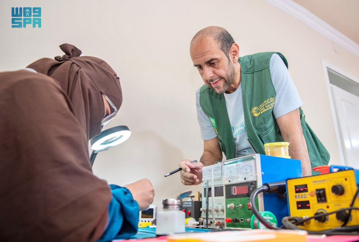 CressFiles's tweet photo. رسالة | إلى أولئك الفلاحين البسطاء - تحت مسمى مستشارين ومستثمرين وإعلاميين - الذين ظهروا بداية الحرب وطالبوا بوقف تصدير منتوجاتهم الزراعية إلى الخليج - من باب النكاية والإرجاف والشماتة - أود أن أؤكد بأن الجسور الإنسانية السعودية إلى غزة والسودان وسوريا واليمن والمناطق المنكوبة، لم تتوقف أبدًا، وحتى يوم أمس لا تزال قوافل الغذاء والدواء تصل إلى مستحقيها، وسلاسل الإمداد الدولية والمحلية نحو مكة والمدينة لم تتأثر، بل تضاعفت وتيرتها استعدادًا لزيادة الطاقة الاستيعابية في العشر الأواخر من رمضان، فضلًا عن استعدادات بقية المناطق والمدن والقرى لعطلة عيد الفطر، وكل ذلك بفضل المولى ثم بفضل القادة السعوديين والخليجيين الذين تجاوزوا هم وشعوبهم هذه المخاطر اللوجستية البسيطة والساذجة، والتي تجاوزها الزمن منذ الستينات الميلادية.