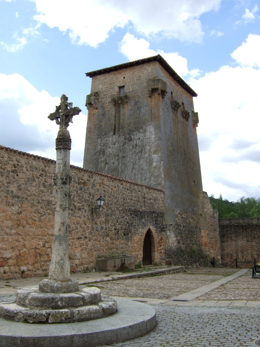 ElCampoAmarillo's tweet photo. Este gigante de piedra en Covarrubias lleva más de mil años vigilando el nacimiento de Castilla. 

El Torreón de Fernán González es el "abuelo" de las fortalezas castellanas. Construido en el siglo X, sus muros de más de dos metros de espesor no se diseñaron para el lujo, sino para la pura supervivencia en una frontera peligrosa y cambiante. Su estructura es un ejemplo excepcional de arquitectura militar altomedieval que ha sobrevivido a asedios e inviernos implacables. 

Aunque la tradición popular envuelve sus muros con la trágica leyenda de la infanta Doña Urraca, la realidad histórica es que el edificio fue el "búnker" de una época donde poseer una torre alta era la única forma de garantizar la defensa del territorio. Su puerta original, situada en altura para dificultar el acceso, nos habla de un tiempo donde la seguridad lo era todo.