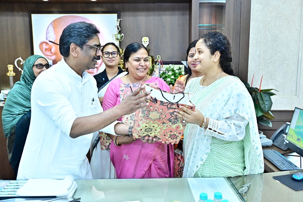 JMMKalpanaSoren's tweet photo. आज झारखण्ड विधानसभा में मुख्यमंत्री श्री हेमन्त सोरेन जी से विधानसभा की महिला सदस्यों ने मुलाकात कर अंतर्राष्ट्रीय महिला दिवस की शुभकामनाएँ दीं। इस अवसर पर मुख्यमंत्री जी ने सभी महिला जनप्रतिनिधियों को सम्मानित किया और राज्य के विकास में महिलाओं की बढ़ती भागीदारी को झारखण्ड की शक्ति बताया।

हेमन्त जी सदैव महिलाओं के अधिकार, सम्मान और सशक्तिकरण के प्रति जागरूक और संवेदनशील रहे हैं। सदन में महिला जनप्रतिनिधियों को सम्मान देने से लेकर राज्य के कोने-कोने में रहने वाली महिलाओं की आवाज़ को बुलंद करने और उन्हें आत्मनिर्भर बनाने के लिए हेमन्त जी के नेतृत्व वाली अबुआ सरकार निरंतर कार्य कर रही है।

महिला सशक्तिकरण की दिशा में हमारी अबुआ सरकार अनेक योजनाओं के माध्यम से मातृशक्ति को आगे बढ़ाने, महिलाओं के लिए सुरक्षित वातावरण देने और उनके सपनों को साकार करने के लिए प्रतिबद्ध है।

झारखण्ड की प्रगति में महिलाओं की भागीदारी ही युवा झारखण्ड की सबसे बड़ी ताकत है।