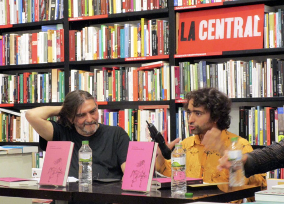 LaBreuEdicions's tweet image. I els narradors de casa es van plantar al llindar i els vam obrir una porta per completar el que ara és LaBreu (Alabatre, La intrusa, Cicuta), que havia nascut per durar poc i ser petita i ara celebra amb una certa perplexitat aquests 20 anys 

#20anysLaBreu #cicuta