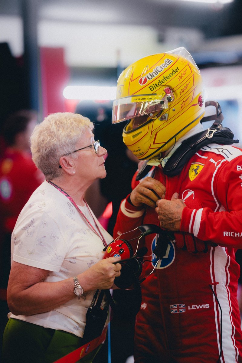 petaitoksf1's tweet photo. Lewis' mama is such a down to earth woman

Nothing is branded from head to toe while in the garage watching her son race.

This is something alot of women needs to learn. 

Simplicity is still the best. 

Kudos to Mama Carmen 🥰 https://t.co/Oxwd0H2w8P