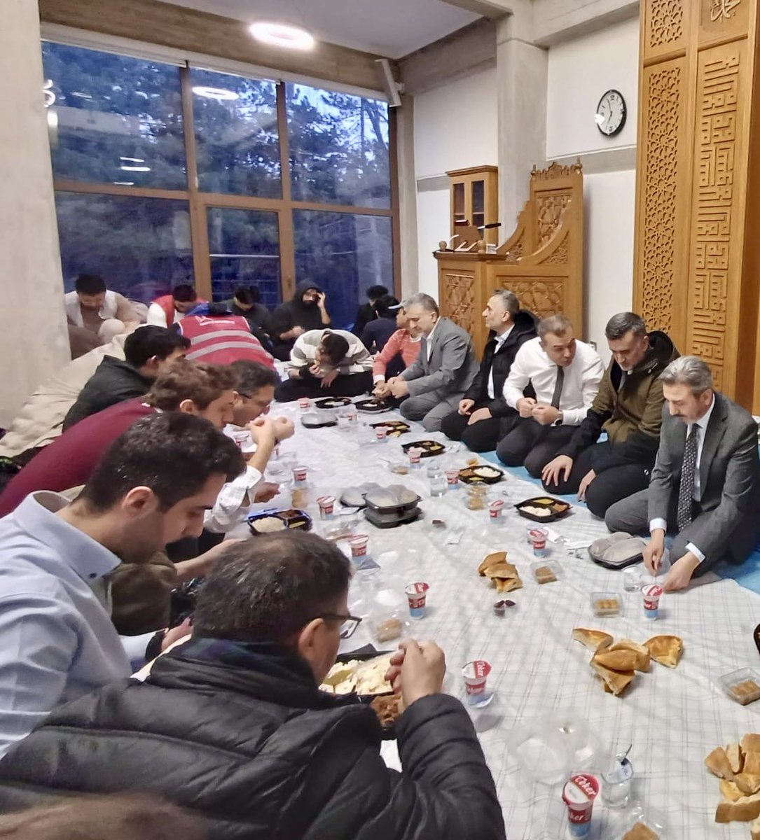 AhmetAYDIN_02's tweet photo. 📍Orta Doğu Teknik Üniversitesi 

Bu akşamki iftarımızı #ODTÜ Rektörümüz Prof. Dr. Ahmet Yozgatlıgil hocamızın ev sahipliğinde, istikbalimizin teminatı olan sevgili öğrencilerimizle  açtık. 

Ramazan’ın feyzini ve bereketini oldukça başarılı genç kardeşlerimizle birlikte yaşadık. Ülkemizin ve milletimizin geleceğine ilişkin umudumuzu daha da pekiştirdik.

Huzur ve muhabbet ikliminde açtıkları gönül sofrasında bizleri ağırlayan kıymetli Rektörümüz ile ODTÜ Mezunları Derneği’ne ve emeği geçen herkese çok teşekkür ediyorum.

Allah razı olsun🤲🌙
@METU_ODTU