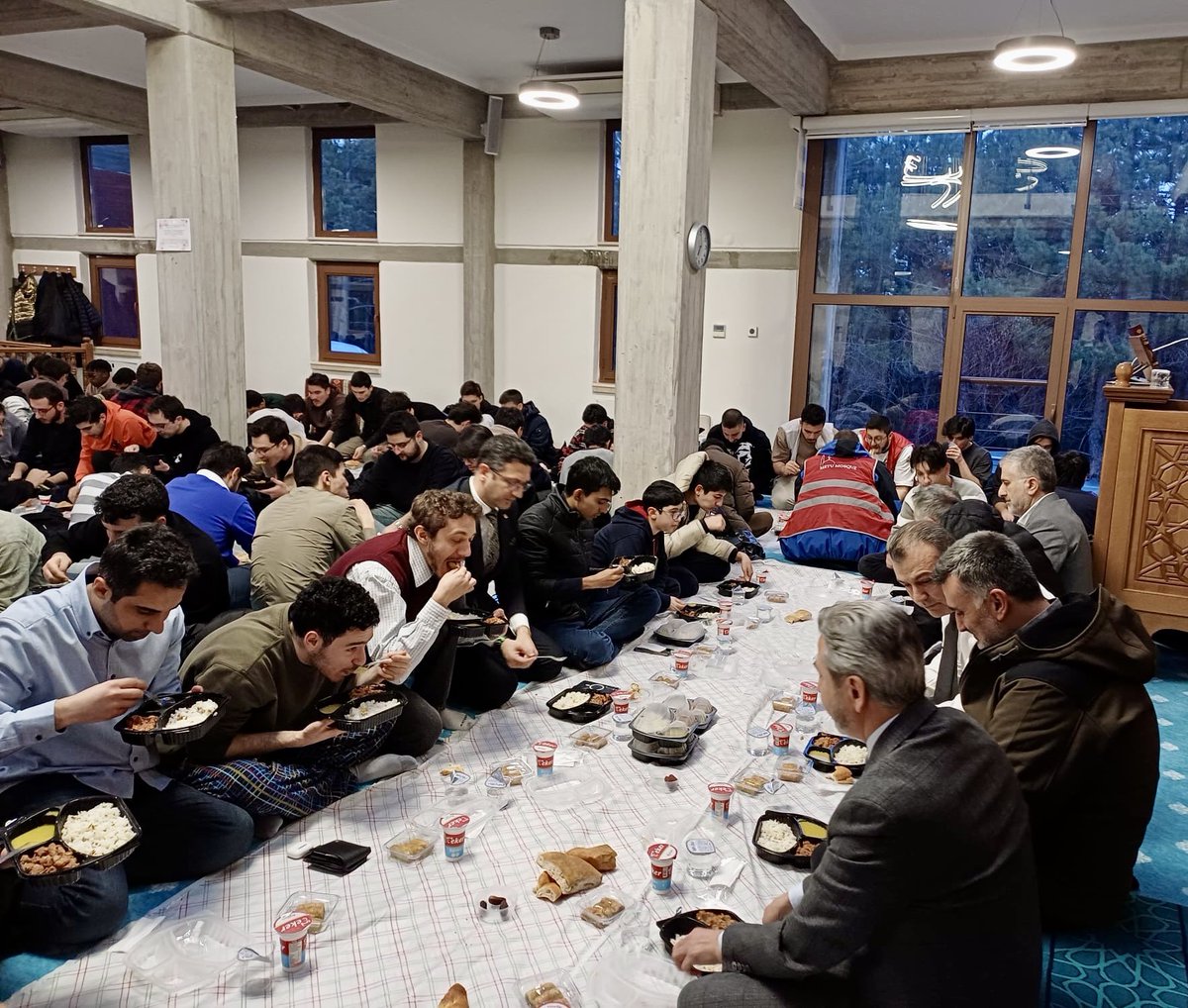 AhmetAYDIN_02's tweet photo. 📍Orta Doğu Teknik Üniversitesi 

Bu akşamki iftarımızı #ODTÜ Rektörümüz Prof. Dr. Ahmet Yozgatlıgil hocamızın ev sahipliğinde, istikbalimizin teminatı olan sevgili öğrencilerimizle  açtık. 

Ramazan’ın feyzini ve bereketini oldukça başarılı genç kardeşlerimizle birlikte yaşadık. Ülkemizin ve milletimizin geleceğine ilişkin umudumuzu daha da pekiştirdik.

Huzur ve muhabbet ikliminde açtıkları gönül sofrasında bizleri ağırlayan kıymetli Rektörümüz ile ODTÜ Mezunları Derneği’ne ve emeği geçen herkese çok teşekkür ediyorum.

Allah razı olsun🤲🌙
@METU_ODTU