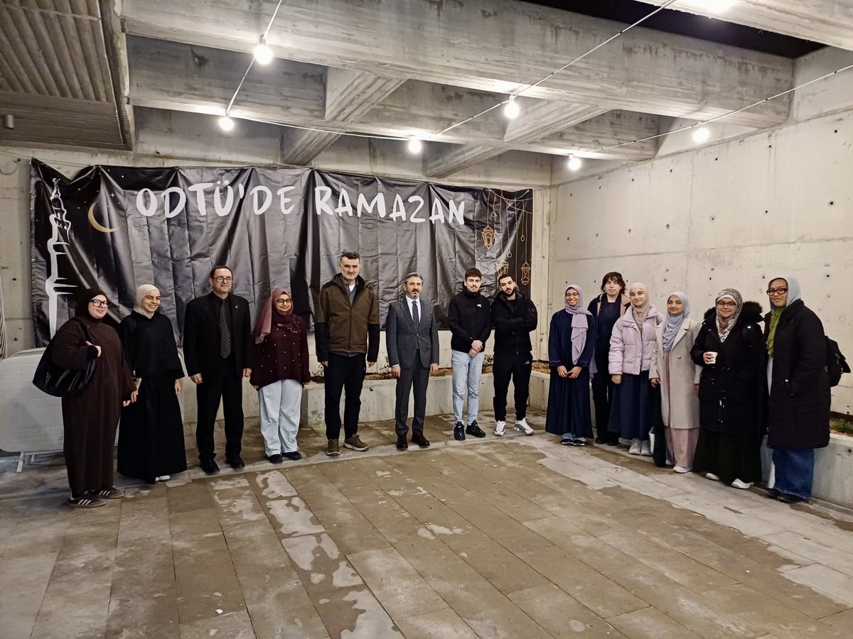 AhmetAYDIN_02's tweet photo. 📍Orta Doğu Teknik Üniversitesi 

Bu akşamki iftarımızı #ODTÜ Rektörümüz Prof. Dr. Ahmet Yozgatlıgil hocamızın ev sahipliğinde, istikbalimizin teminatı olan sevgili öğrencilerimizle  açtık. 

Ramazan’ın feyzini ve bereketini oldukça başarılı genç kardeşlerimizle birlikte yaşadık. Ülkemizin ve milletimizin geleceğine ilişkin umudumuzu daha da pekiştirdik.

Huzur ve muhabbet ikliminde açtıkları gönül sofrasında bizleri ağırlayan kıymetli Rektörümüz ile ODTÜ Mezunları Derneği’ne ve emeği geçen herkese çok teşekkür ediyorum.

Allah razı olsun🤲🌙
@METU_ODTU