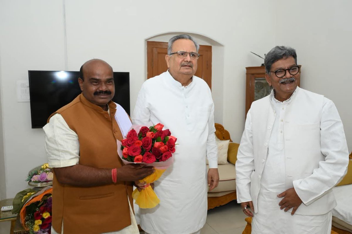 कांग्रेस के वरिष्ठ नेता एवं विधानसभा में नेता प्रतिपक्ष श्री <a href="/DrCharandas/">Dr. Charan Das Mahant</a> जी तथा जांजगीर चांपा से विधायक श्री ब्यास कश्यप जी ने माननीय विधानसभा अध्यक्ष श्री <a href="/drramansingh/">Dr Raman Singh</a> जी के रायपुर स्थित निवास पहुंचकर मुलाकात की और स्वास्थ्य का हालचाल जाना।