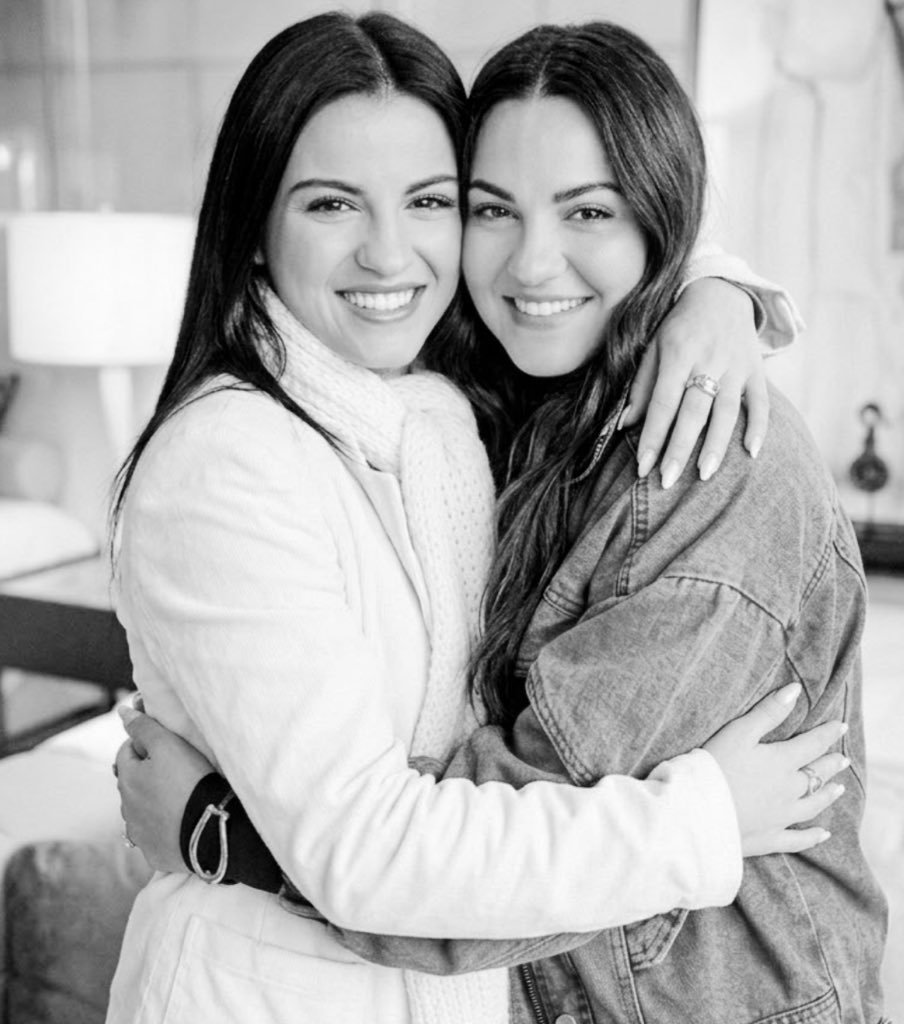 lamassperroni's tweet photo. Imagem simbólica na tentativa de demonstrar o que é te acompanhar por todos esses anos e ver tua evolução, como artista e sujeito. A palavra que define é inspiração.

Feliz cumple, @maiteperroni 💜 que tu seja cada vez mais feliz e realizada! Te amamos ontem, hoje e sempre. 🫶🏻✨ https://t.co/vhiuRhbVNJ