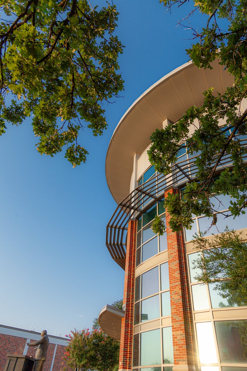 Same photo, different season❄️☀️ Have a great spring break lions and see you all again with warmer weather to welcome us all!

#RSC #ETAMU #Spring