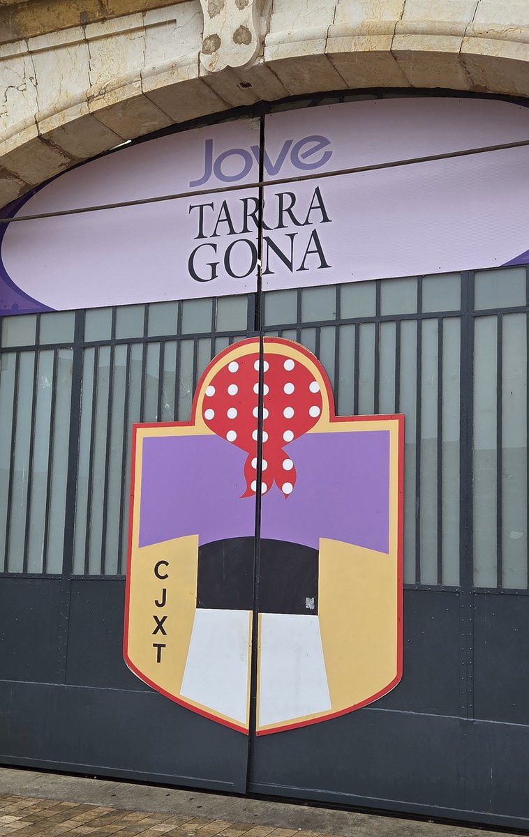 annifalugueta's tweet image. Algú, no fa gaire temps em va dir:

"La Terra Tira"

En aquell moment li vaig dir que no, però avui reconec que tenia raó. Tira i tira molt 😉

#casa