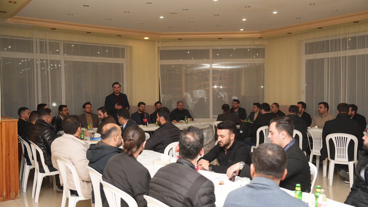 mesutbozatli's tweet photo. Gaziantep İl Gençlik Kolları Başkanlığı görevini yürüttüğüm dönemde birlikte yol yürüdüğümüz kıymetli yürütme kurulu üyelerimiz, ilçe başkanlarımız ve kıymetli dostlarımızla iftar soframızda bir araya geldik.

Ramazan ayının bereketini, kardeşliğini ve samimi muhabbetini aynı sofrada paylaşmanın huzurunu yaşadık. Rabbim birlik ve beraberliğimizi daim, muhabbetimizi kaim eylesin.

Nice Ramazanlarda aynı gönül ikliminde, aynı kardeşlik sofrasında yeniden buluşmayı temenni ediyorum. 🤲🌙