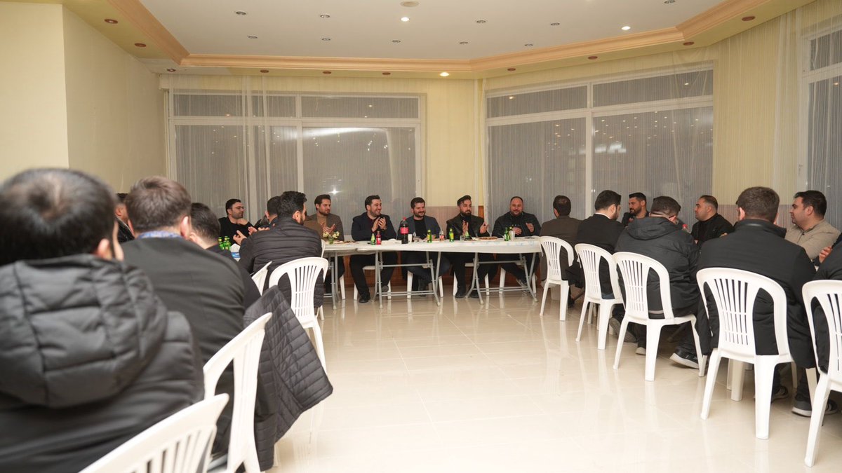 mesutbozatli's tweet photo. Gaziantep İl Gençlik Kolları Başkanlığı görevini yürüttüğüm dönemde birlikte yol yürüdüğümüz kıymetli yürütme kurulu üyelerimiz, ilçe başkanlarımız ve kıymetli dostlarımızla iftar soframızda bir araya geldik.

Ramazan ayının bereketini, kardeşliğini ve samimi muhabbetini aynı sofrada paylaşmanın huzurunu yaşadık. Rabbim birlik ve beraberliğimizi daim, muhabbetimizi kaim eylesin.

Nice Ramazanlarda aynı gönül ikliminde, aynı kardeşlik sofrasında yeniden buluşmayı temenni ediyorum. 🤲🌙