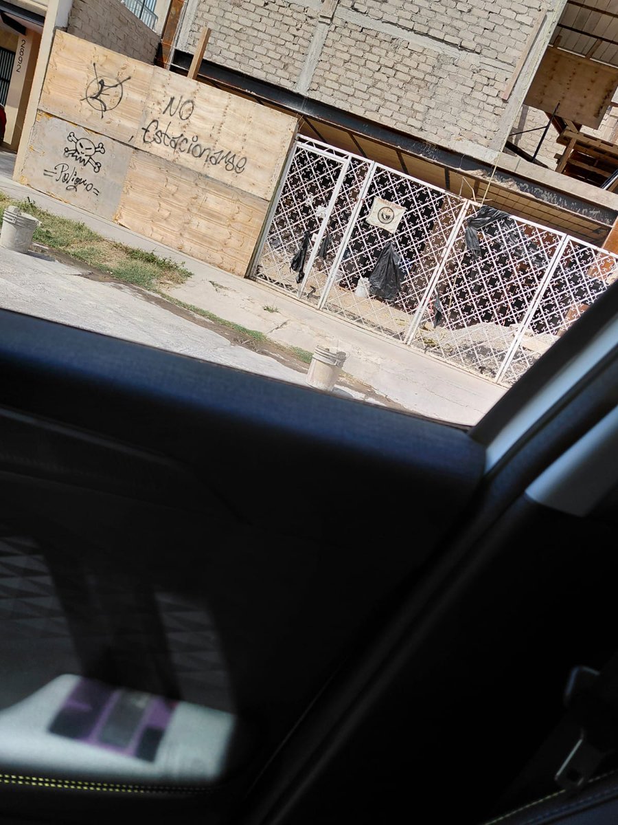 Atención <a href="/GuadalajaraGob/">Gobierno de Guadalajara</a> solicitamos la revisión y en su caso, sanción a dicho domicilio por no contar con licencia de construcción para llevar a cabo dicha obra. Además que las personas ostentan ser "influyentes" 
📍Enrique Rodó 2886, entre Terranova y Québec. 
<a href="/Trafico_ZMG/">TráficoZMGuadalajara</a>