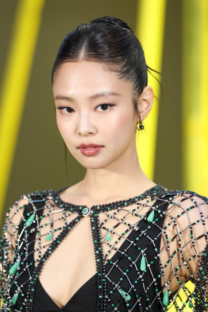 ellejapan's tweet photo. 【2026秋冬パリコレフロントロウ速報】#BLACKPINK #JENNIE が「シャネル」に来場！

▼アザーカットも！ SNAP記事はこちら
https://t.co/VUhmFrBOCy

#CHANELFallWinter #CHANELShow #JENNIExChanelFW26 #JennieAtChanelFW26 #JENNIE https://t.co/RDg3hbil2N
