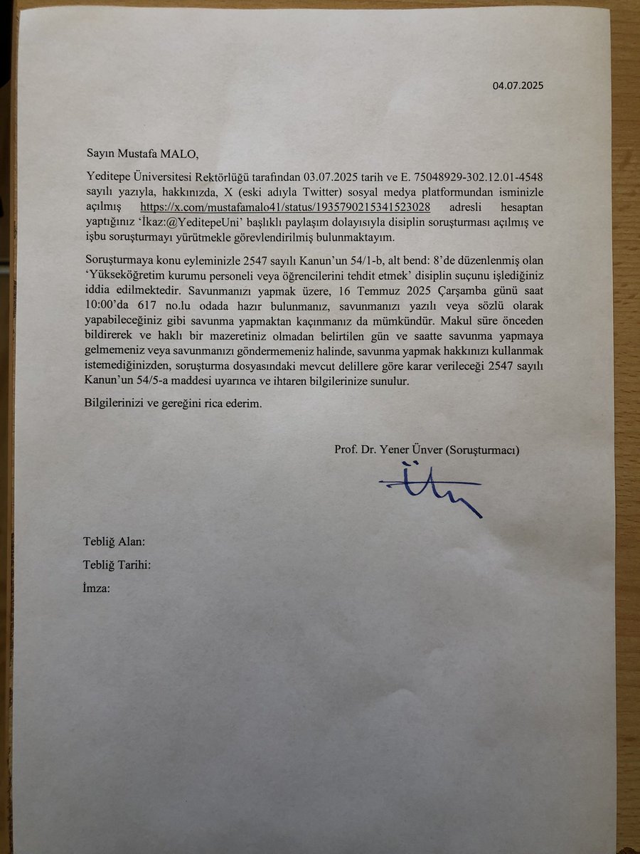 mustafamalo_'s tweet photo. 9- Mezun olmama ramak kala… Twitter hesabımdan yaptığım bir Kurtlar Vadisi dizi sahnesi paylaşımım gerekçe gösterilerek bana “kamu personelini tehdit” suçundan disiplin cezası verdiler. Rektörlükle görüşmeye gittim, “okulu bombayla havaya uçuracağımdan mı korktunuz dizide yer alan replikteki gibi” diye ironik bir sual ettim. Cevaba şaşırmadım tabi: “seni şimdiye dek çok uyardık, dinlemedin. Bu yaptıklarının (gerici faaliyetlerin öncülüğünü yaparak laikliğe zeval verdiğimi kastediyor herhalde) bir faturası olacaktı.”