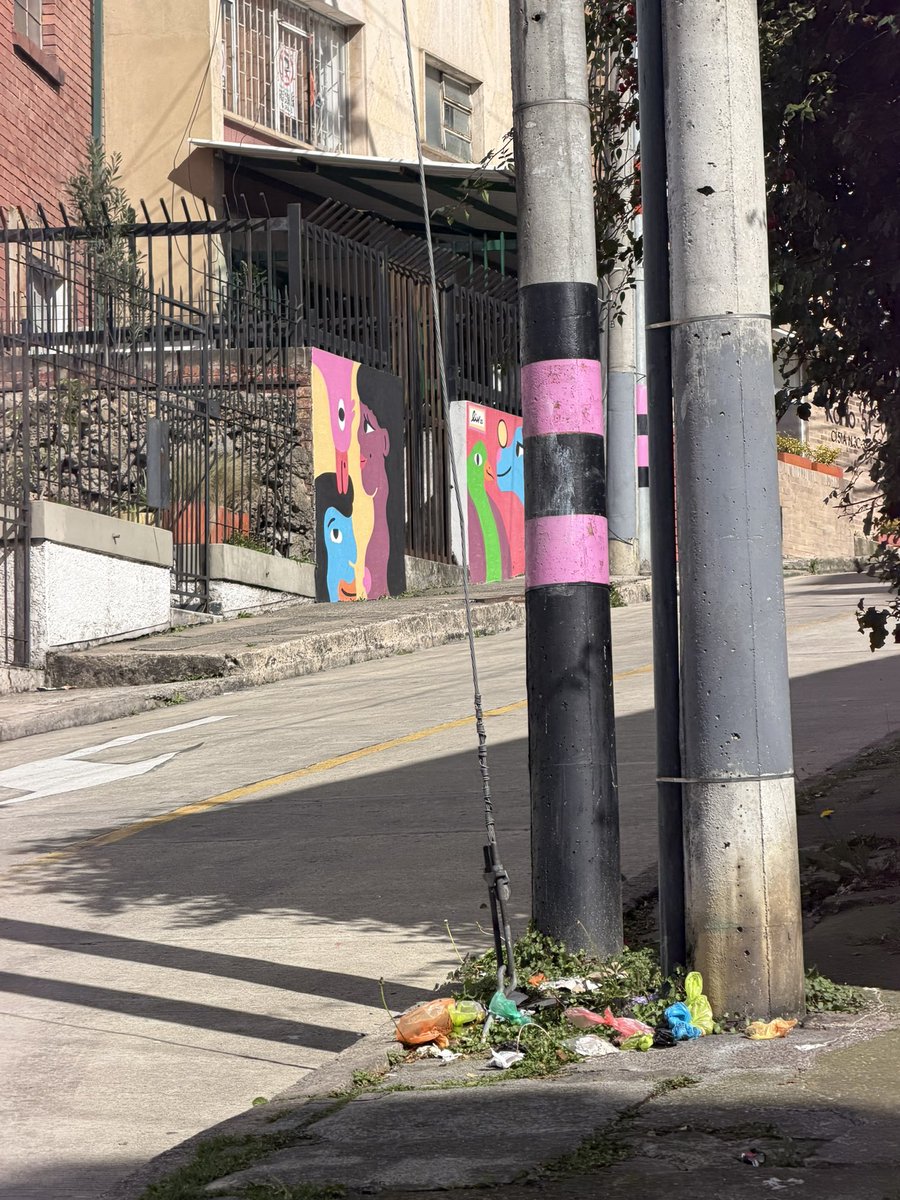 johanitamu's tweet photo. @Bogota @CarlosFGalan 
Llevo instaurando derecho de petición a la Alcaldía de Bogotá por un tema de basuras en mi barrio, Chapinero alto , la única respuesta que he obtenido es que no es de su competencia … quien me ayuda ? 
Este espacio no tiene una sola caneca. https://t.co/Ubq2twHanX