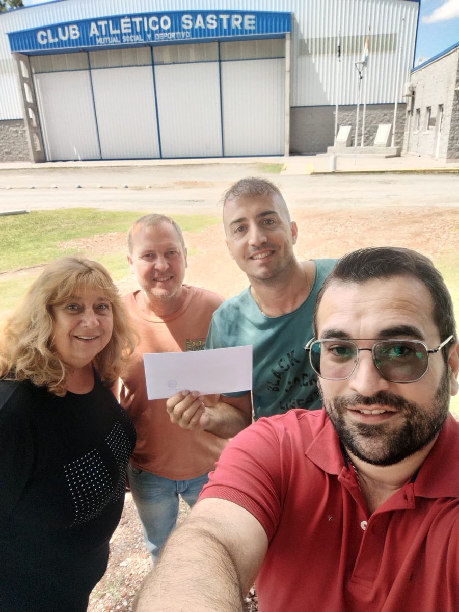 AdrianMicheloud's tweet photo. ¡Seguimos acompañando a las instituciones! 💪

Está vez en el C.A.S hicimos entrega de un aporte económico al fútbol mayor de la entidad. https://t.co/UPtXjhbvmO