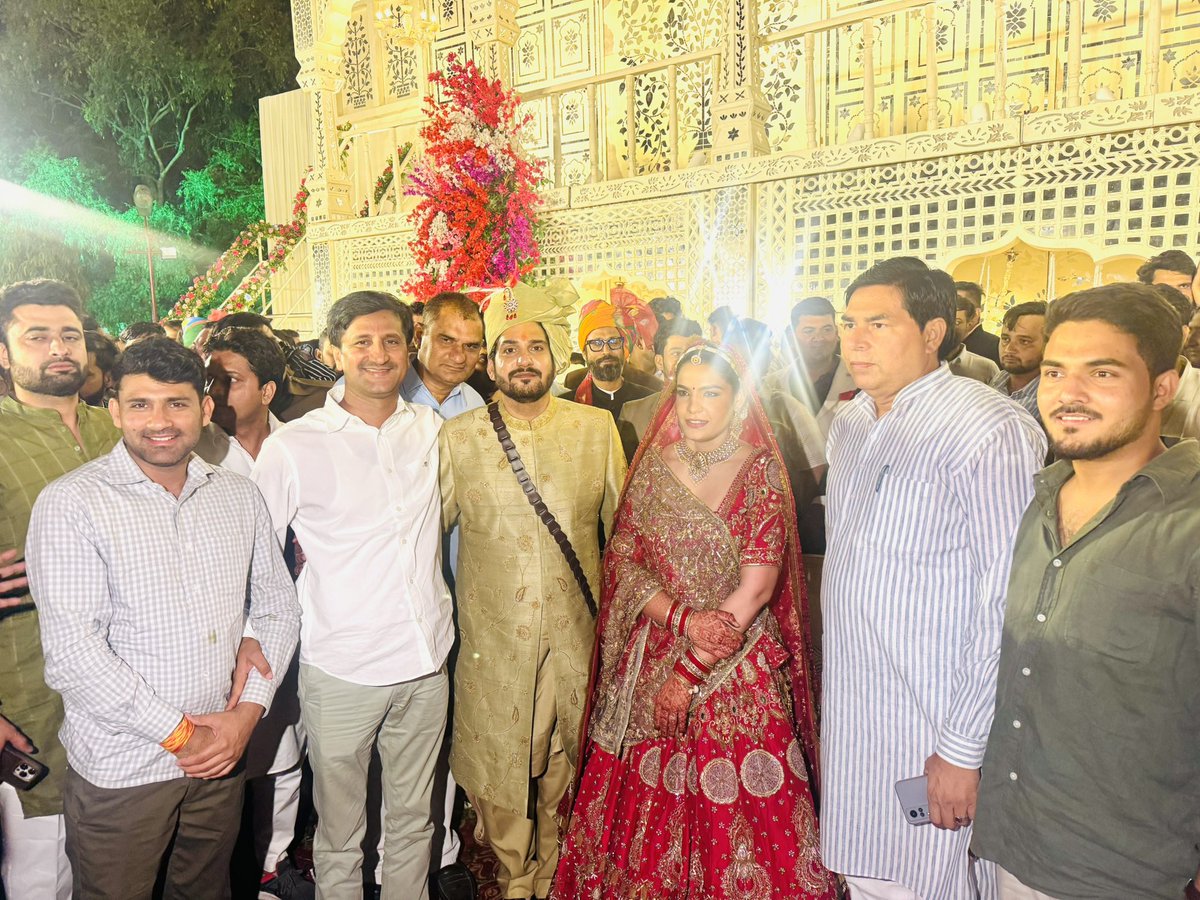 आज जयपुर में लाडनू विधायक छोटे भाई मुकेश भाकर के आशीर्वाद समारोह में पहुंचकर बधाई व शुभकामनाएं दी। परम पिता परमेश्वर इस नवविवाहित जोड़े को हमेशा ख़ुश रखें। <a href="/MukeshBhakar_/">Mukesh Bhakar</a>