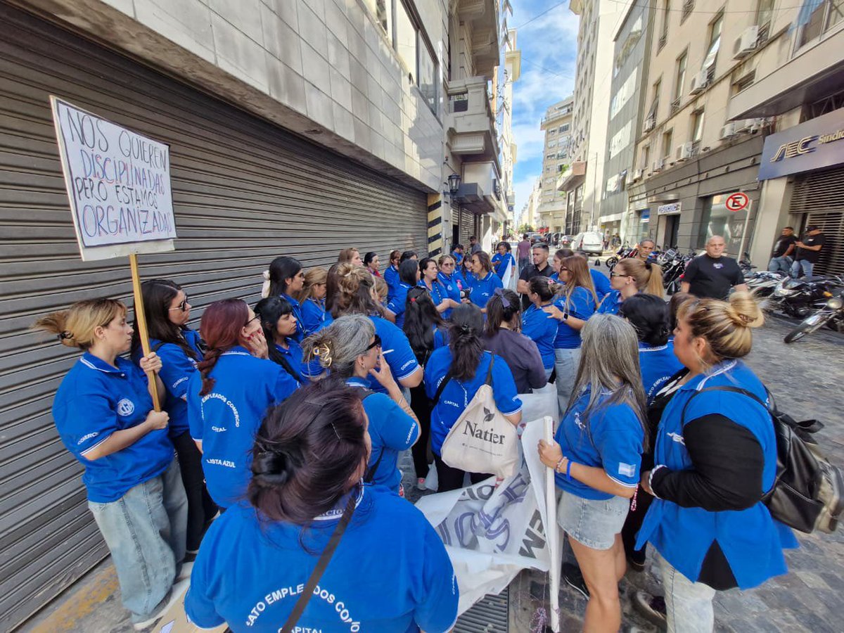Soy_comercio's tweet photo. Es el Día de la Mujer Trabajadora.
En el comercio miles de compañeras sostienen la actividad mientras enfrentan precarización, persecución sindical y violencia.

Que quede claro!!
trabajadora que se organiza, trabajadora que conquista.
Sin miedo. Sin permiso. @CarlosPerezSEC https://t.co/M2kGugjUQc