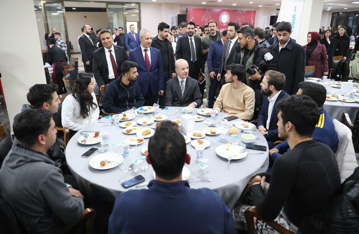 erolozvar's tweet photo. Hatay programımız kapsamında Mustafa Kemal Üniversitesi ile Türkiye Gençlik Vakfı tarafından düzenlenen iftar programında gençlerimizle bir araya geldik.

Öğrencilerimizin varlığıyla anlam ve canlılık kazanan kampüslerimizde Ramazan’ın bereketini ve muhabbetini birlikte idrak etmek bizler için son derece kıymetli.

Üniversitelerimizin gayreti ve gençlerimizin enerjisi bize bir kez daha gösteriyor ki Hatay, özündeki dinamizme her geçen gün daha güçlü şekilde kavuşuyor.

Bu güzel buluşmaya vesile olan @mkuniv ile @tugvahatay’a nazik misafirperverlikleri için teşekkür ediyorum.