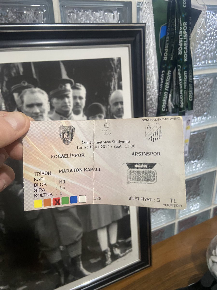 canlazarovicc's tweet photo. Soldaki bilet amatöre düştüğümüz sezondan kalan, geriye döneceğimizi bilerek, bugünleri bekleyerek sakladığım biletlerden.. 

Bu duyguyu anlatacak kelimeyi bulmakta zorlanıyorum.. Fenerbahçe,Galatasaray,Beşiktaş taraftarları akıllarınca bizi küçük görüyorlar “kendinizi abartıyorsunuz” diyorlar ama o zamanlar atılan bir golün bile değeri o kadar büyüktü ki amatöre giderken bile Kocaelispor’u yere göğe sığdıramıyorduk. 

Onlar ile bizim aramızdaki en büyük fark bu ama bunu asla anlamayacaklar.. iki haftalık kötü sonuçta stadyumlarındaki doluluk oranları azalacak, sosyal medyada abartıyorsunuz demeye devam edecekler.

Onlar adına üzülüyorum. Bu duyguyu asla tadamayacaklar hiçbir zaman bizim kadar tutkuyla bağlı olamayacaklar. Puan tablosuna baktıklarında kendi takımlarını 7. Sırada gördüklerinde asla duygulanmayacak ve asla gözleri dolmayacak. 

17-18 yaşındaki çocuklar forma giyerken onlar için tribünde boğaz patlatmayacaklar. Yıldız transferler gelmezse küsecekler ve kutsal gördükleri takıma dahi küfür edecekler. 

Uzun lafın kısası, asla bizim dilimizden anlamayacak ve bizim yaşadığımız duyguları yaşamayacaklar.. biz az olacağız ama birbirimizin dilinden anlayan, birbirine sımsıkı sarılan ve geçmiş günler gururla anlatan bir topluluk olacağız. Biz, her zaman BİZ olacağız.. 

Ne mutlu geçmişimize,bugünümüze. İyi ki KOCAELİSPOR var….
