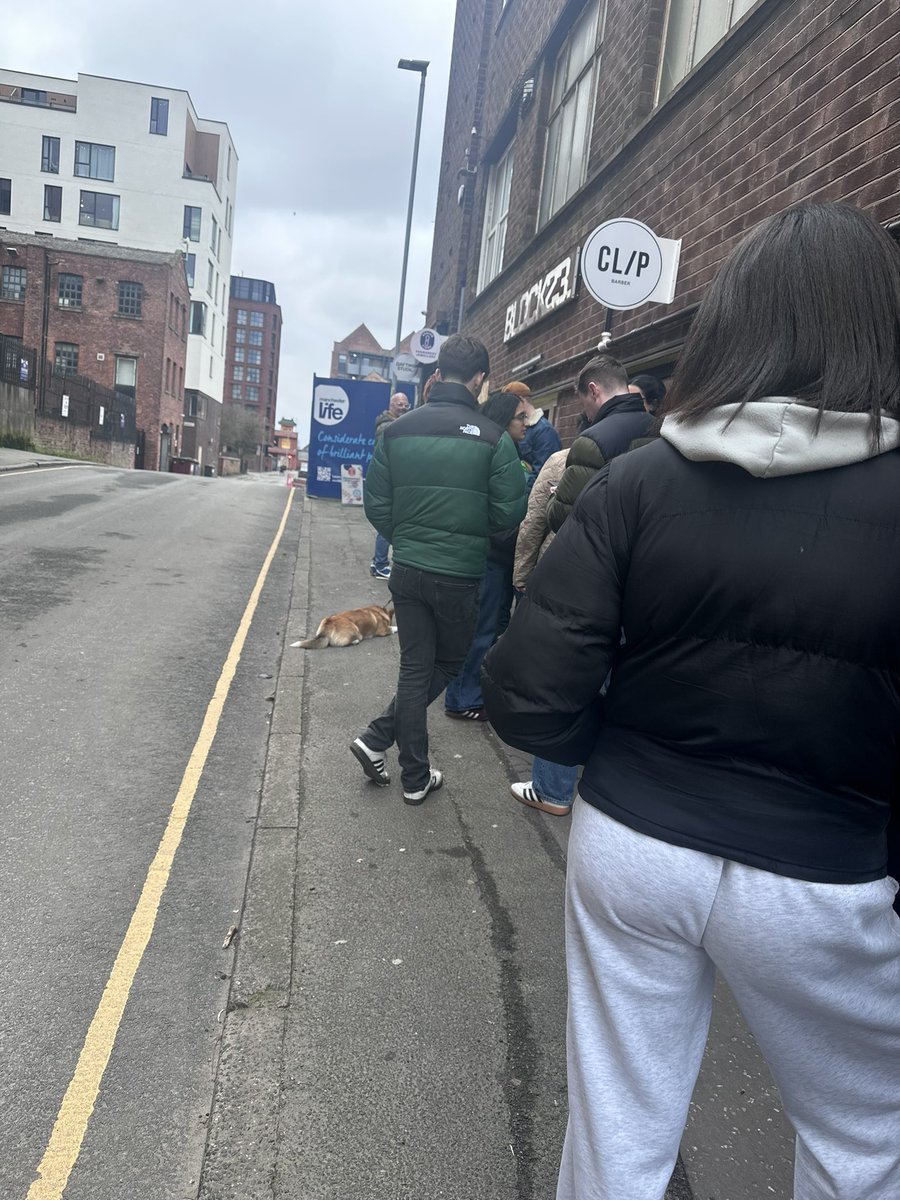 elainew33's tweet photo. Well this was pretty special 😍

Hunted around Manchester to find a wee hatch that sells freshly made tiramisu. The queue was worth it for original and  pistachio goodness 💜

#ShopSmallBusiness  #Layr https://t.co/05BtpVRaHn