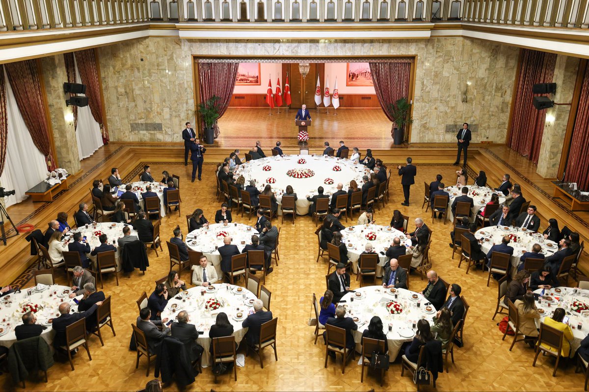 NumanKurtulmus's tweet photo. Gazi Meclisimizin çatısı altında birlikte görev yaptığımız kıymetli parlamento muhabirleriyle iftar programında bir araya geldik. 

Türkiye demokrasisine katkı sunan ve kamuoyunun doğru bilgilendirilmesi için büyük bir özveriyle görev yapan, Meclisimizin ayrılmaz bir parçası olan parlamento muhabirleriyle bu güzel iftar programında bir araya gelmekten memnuniyet duydum. Katılımları ve değerli katkıları için kendilerine teşekkür ediyorum.
