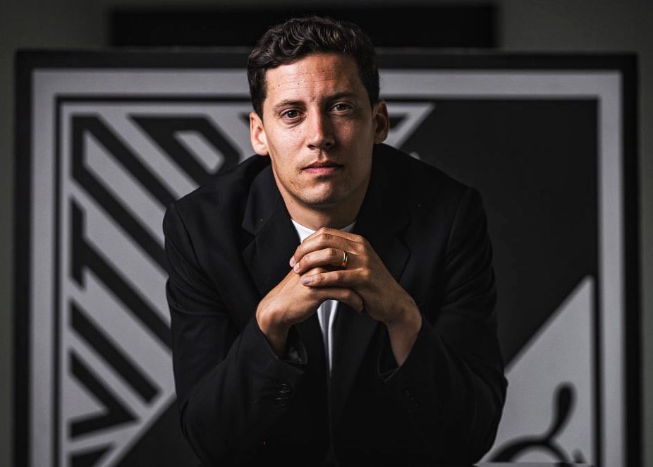 Dois injustiçados por um egocêntrico.

Para AMC, Luís Pinto e Luís Freire terem feito omeletes sem ovos não foi suficiente. Dois jovens treinadores de projeto e são tratados como lixo.

Saudades de quando este clube não era um cemitério de treinadores e um barco à deriva …