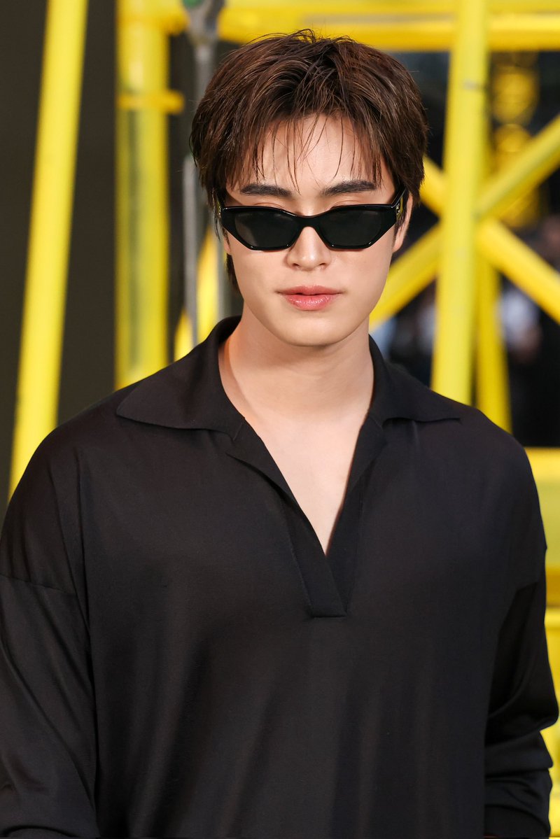 ออร่าขั้นสุด! ส่องลุคชมโชว์ เจมีไนน์ นรวิชญ์ <a href="/gemini_ti/">gemini_nt</a> แบรนด์แอมบาสซาเดอร์ของ CHANEL ที่มาร่วมชมโชว์ในคอลเล็กชั่น Fall/Winter 2026 โดยวันนี้เขามาในลุคออลแบล็กสุดเรียบหรู เพิ่มความคูลด้วยแว่นกันแดดแบบที่แฟนๆ ต้องตกหลุมรัก!

#ELLEThailand
#CHANELFallWinter
#GEMINIXCHANELFW26