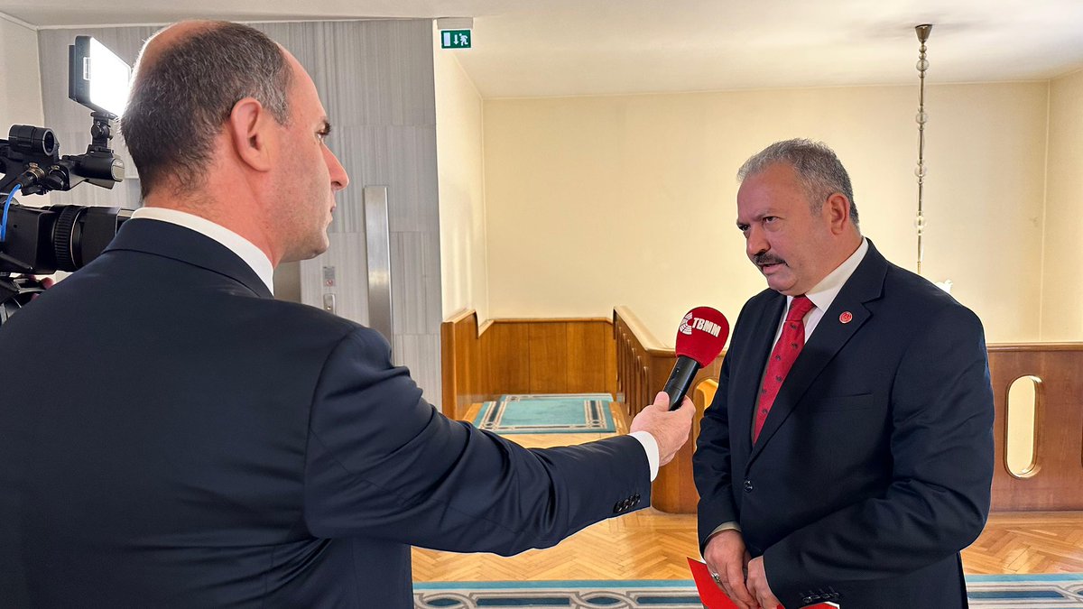 BİZ NEREDE GEREKİRSE ORADAYIZ, AMA EVLATLARIMIZ ARKAMIZDA
Bizim hayatımız çoğu zaman bir bavula sığar. Bir emir gelir, bir görev başlar; biz yola çıkarız. Dağ olur, sınır olur, karakol olur… Nerede olmamız gerekiyorsa oradayız. Çünkü biz bu yolu vatan için seçtik. Milletimizin